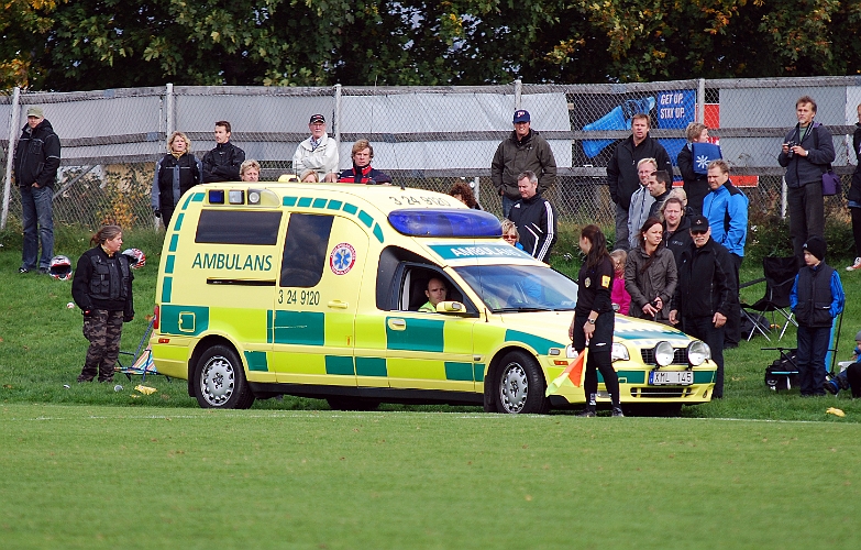 2010_1003_33.JPG - Tyvärr fick Södra en spelare skadad och fick hämtas med ambulans